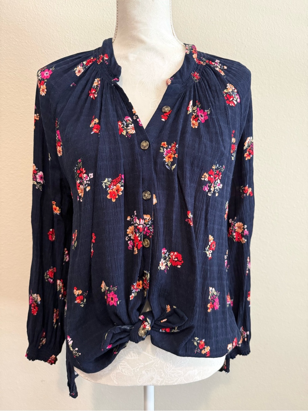 Democracy Navy Floral Button-Front Long Sleeve Blouse Medium